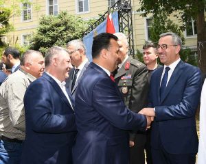 Bayramlaşma programında protokol üyeleri ve vatandaşlarla bir araya gelen Başkan