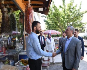 Azerbaycan ve Zübeyde Hanım Bulvarı’nda esnaflarla bir araya gelen Büyükşehir