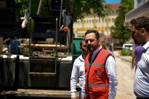 Elbistan Belediye Başkanı Mehmet Gürbüz, altyapı çalışmaları tamamlanan Güneşli Mahallesi’nde