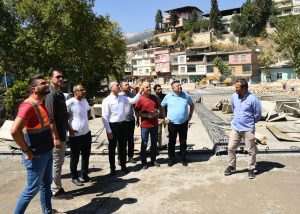 Kanlıdere’ye inşa edilen yeni köprüde devam eden çalışmaları yerinde inceleyen