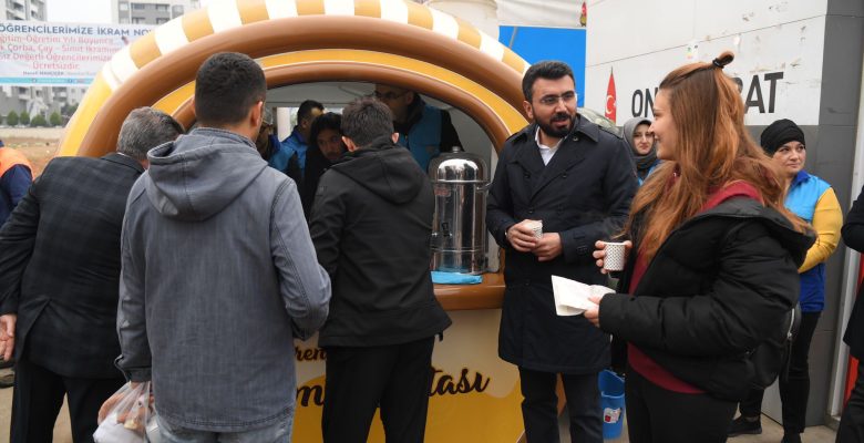 Onikişubat Belediyesi’nden öğrencilere sıcak çorba, simit ve çay ikramı