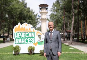 Dulkadiroğlu Belediye Başkanı Necati Okay, karne sevinci yaşayan lise öğrencilerine