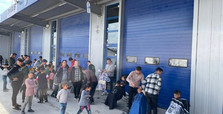 ÖĞRENCİLER DEPREMZEDELERE SAÇ BAKIM VE TIRAŞ HİZMETİ VERİYOR