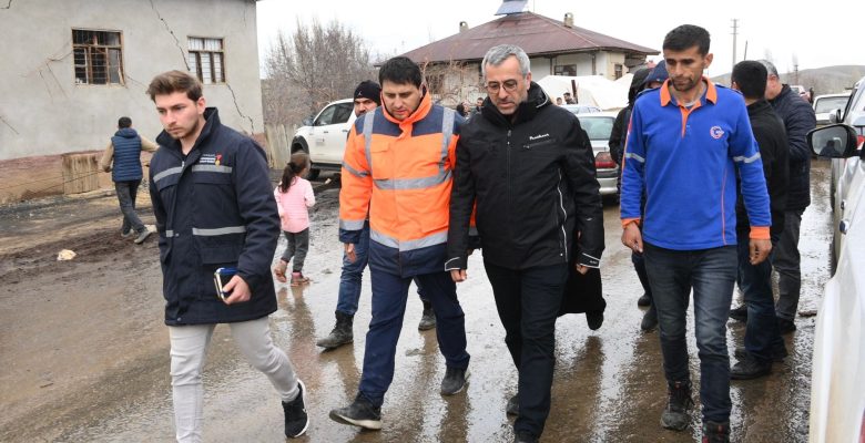 Başkan Güngör, Göksun’da Depremzedeleri Ziyaret Etti