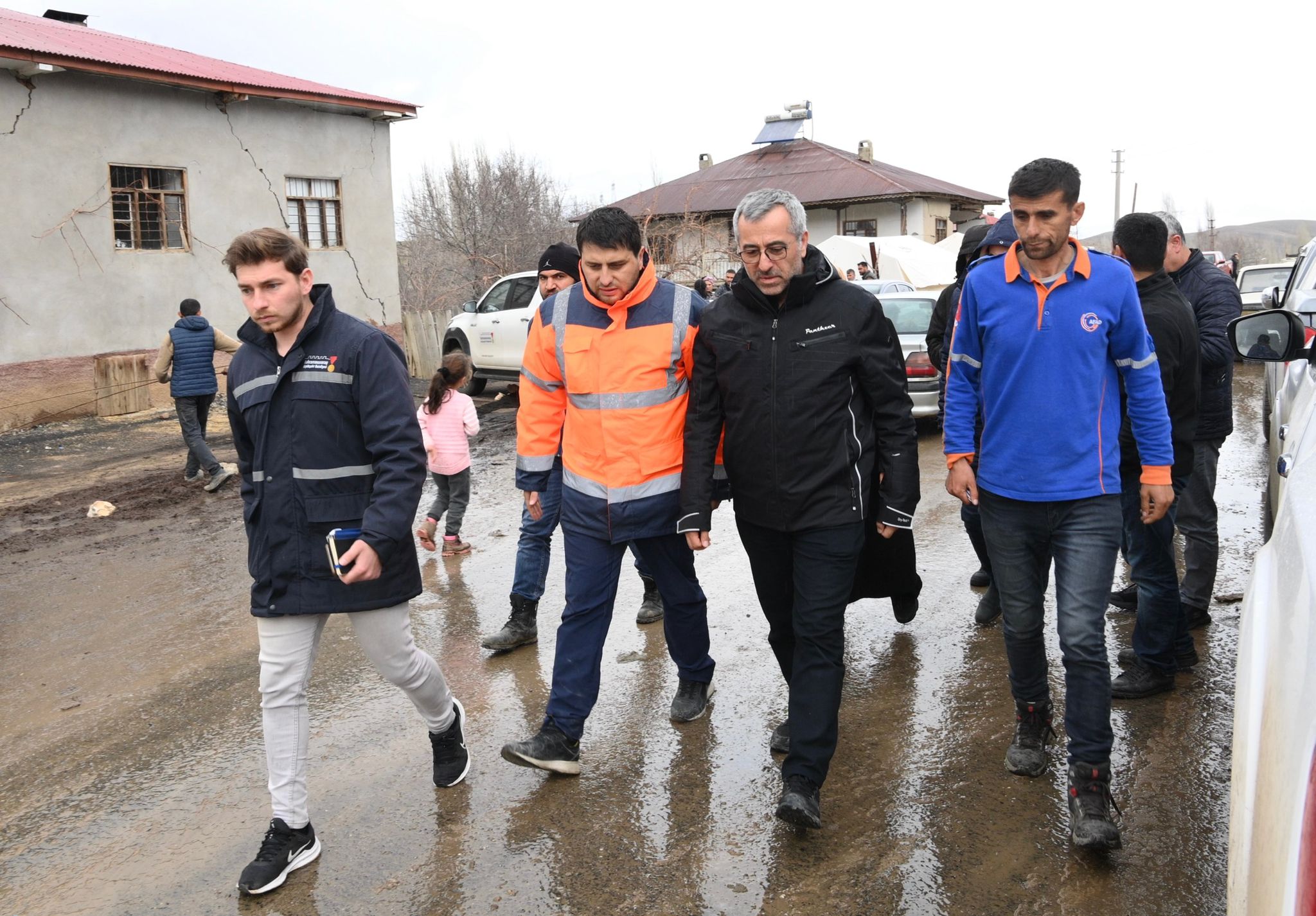 Göksun’un Ericek ve Çardak mahallelerini ziyaret ederek depremzedelerle bir araya