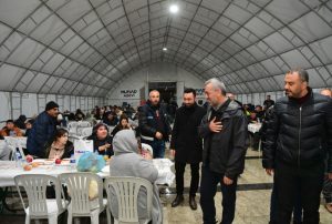 Milli İrade Meydanı’nda vatandaşlarla birlikte oruç açan Başkan Hayrettin Güngör,