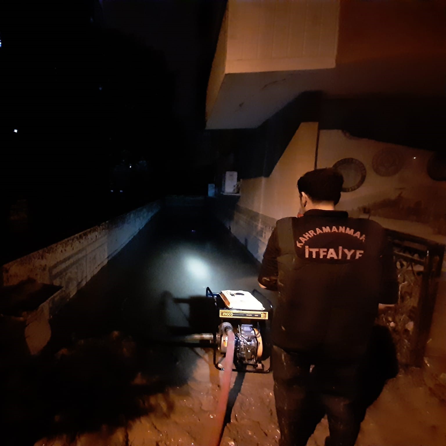 Kahramanmaraş Büyükşehir Belediyesi itfaiye ekipleri, Şanlıurfa’da sel felaketiyle mücadele kapsamında