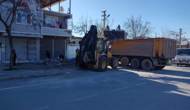 DULKADİROĞLU’NDA ARA SOKAKLAR MOLOZLARDAN TEMİZLENİYOR