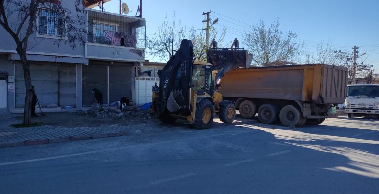 DULKADİROĞLU’NDA ARA SOKAKLAR MOLOZLARDAN TEMİZLENİYOR