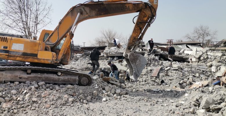 Bakırcılar Enkaz Altında Kurtulmayı Bekliyor!