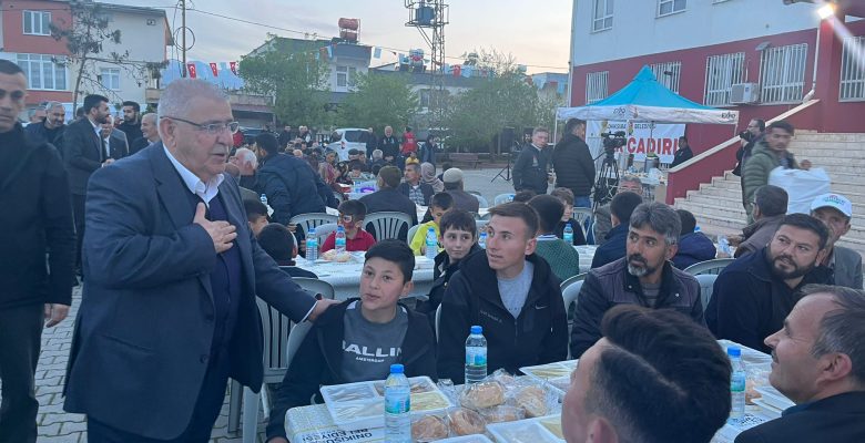 Onikişubat Belediyesi’nin iftar sofrası Kavlaklı, Kazım Karabekir ve Ceyhan Mahallesi’ne kuruldu