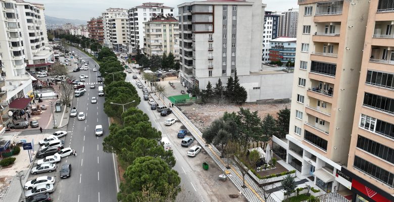 İsmet Karaokur Bulvarı’nda Yürüyüş Yolları Yenileniyor