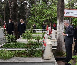 Şehitler ve Deprem Şehitleri Kabirleri Başında Dualarla Anıldı Ramazan Bayramı