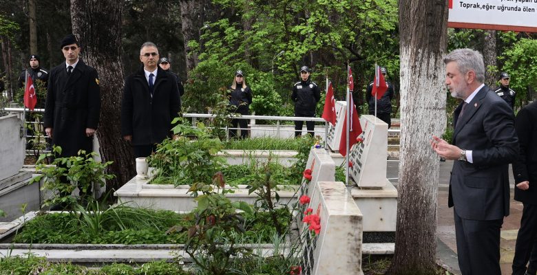 Şehitler ve Deprem Şehitleri Kabirleri Başında Dualarla Anıldı