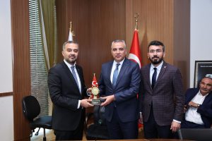 Mahalle muhtarlarıyla bir araya gelen Onikişubat Belediye Başkanı Hanifi Toptaş,