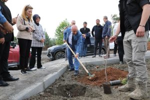 Kahramanmaraş İstiklal Üniversitesi (KİÜ) Karacasu Kampüsü içerisinde yüzlerce fidan toprakla