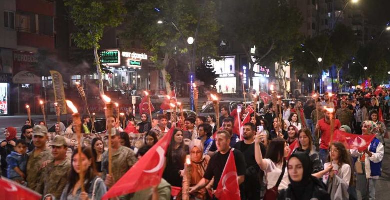 Kahramanmaraş’ta 19 Mayıs Coşkusu Fener Alayı ile Başladı