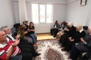 Başkan Görgel, 6 Şubat depremlerinde ailesini kaybeden çocukları ziyaret etti.