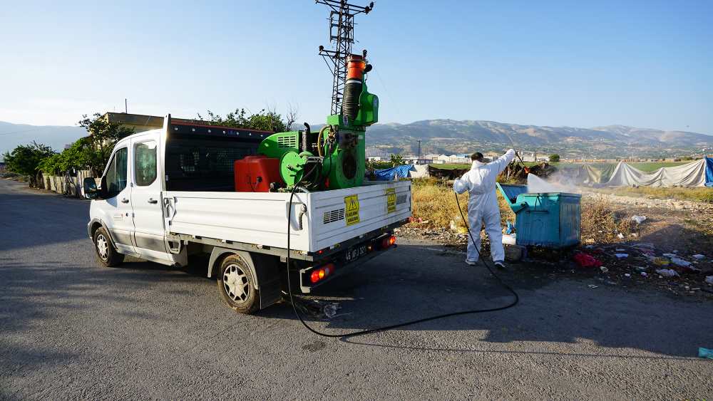 Büyükşehir Belediyesi, kurban satış ve kesim yerlerini baştan uca ilaçlayarak