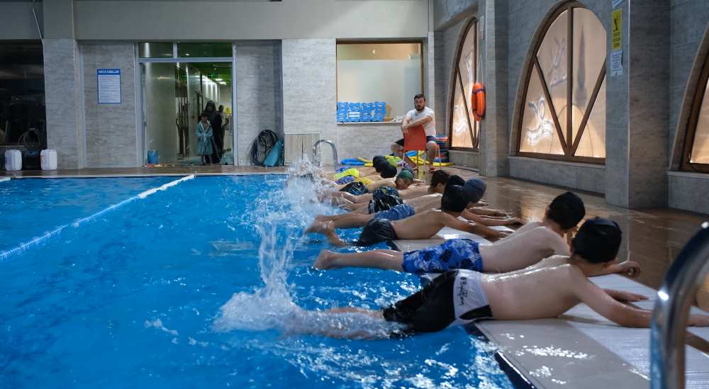 Onikişubat Belediyesi’nin yaz yüzme kursları, çocuklar için harika bir fırsat