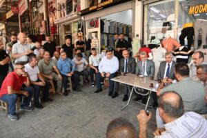 Kahramanmaraş Büyükşehir Belediye Başkanı Fırat Görgel, Derepazarı esnafıyla bir araya