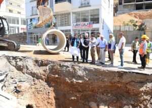 Kahramanmaraş Büyükşehir Belediye Başkanı Fırat Görgel, Onikişubat ilçesi Vadi Mahallesi’ndeki