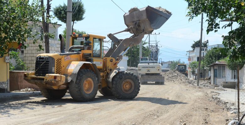 Büyükşehir Belediyesi Kazım Karabekir Mahallesi’nin Ana Caddesini Sıcak Asfaltla Buluşturuyor