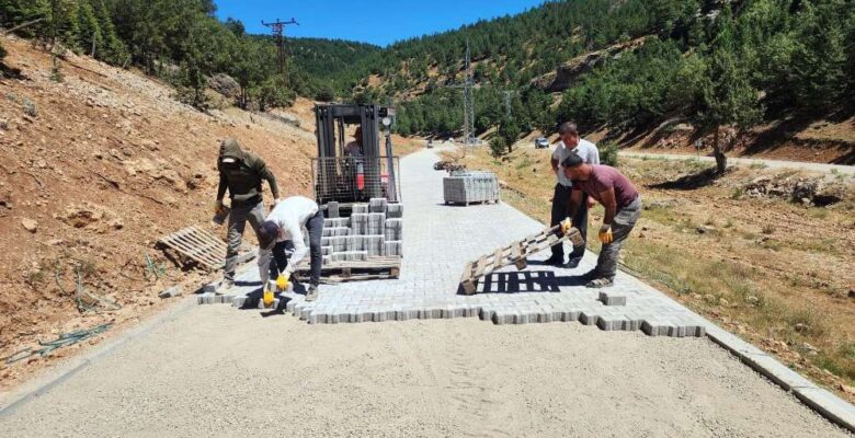 Büyükşehir Göksun’da Kırıkkuyu ve Kızıltaş Yollarını Yeniliyor