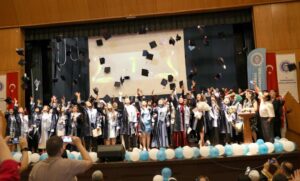 Kahramanmaraş İstiklal Üniversitesi (KİÜ), 2023-2024 eğitim-öğretim yılını tamamlayan öğrenciler için