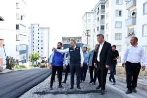 Başkan Toptaş, Hürriyet ve 5 Nisan Mahallesi’ndeki asfalt çalışmalarını inceledi.