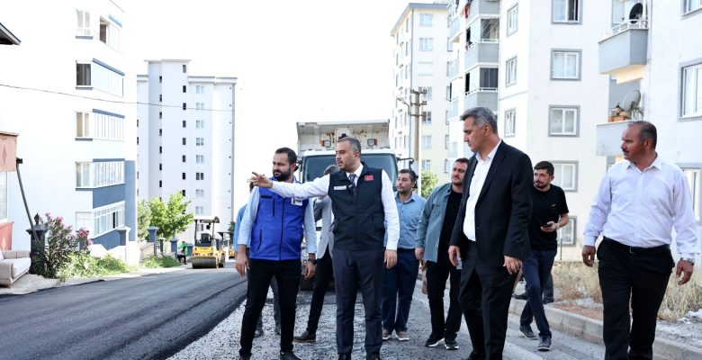 Başkan Toptaş, Hürriyet ve 5 Nisan Mahallesi’ndeki asfalt çalışmalarını inceledi