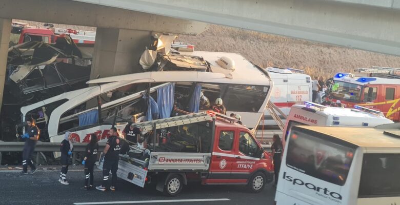 Yolcu Otobüsü Üst Geçide Çarptı