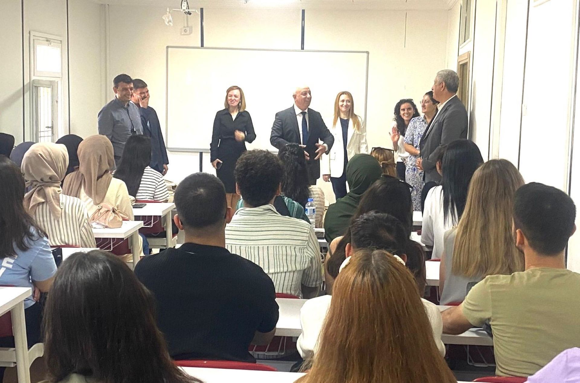 Rektör Bakan, Eğitim-Öğretimin İlk Gününde Öğrencilerle Buluştu. Kahramanmaraş İstiklal Üniversitesi