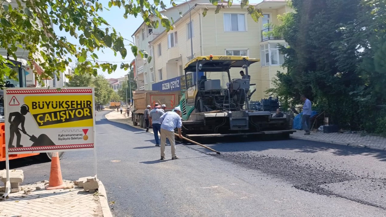 Kahramanmaraş Büyükşehir Belediyesi, Andırın’da  yol yenileme çalışmalarına devam ediyor. 11