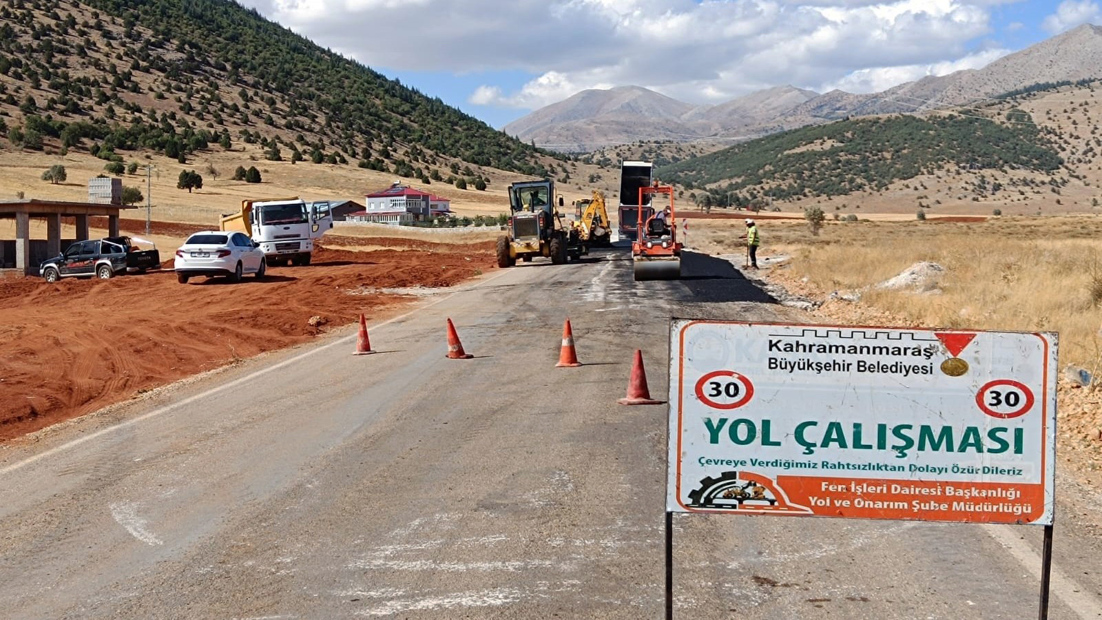 Şehrin ulaşım ağını geliştirmek için her noktada yol bakım, onarım