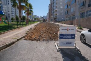 Hanifi Toptaş başkanlığındaki Onikişubat Belediyesi, asfalt seferberliğiyle bir taraftan mevcut