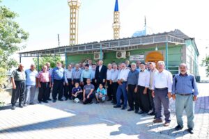 Cuma namazını her hafta farklı bir mahallede eda edip, vatandaşlarla