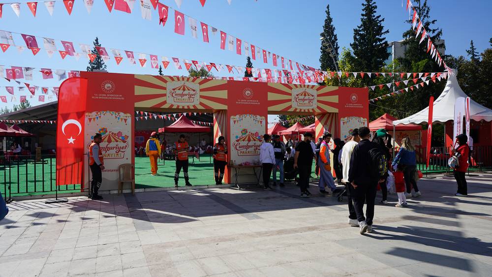 Türkiye Cumhuriyeti’nin 101. kuruluş yıldönümünü coşkuyla kutlamak amacıyla Kahramanmaraş Büyükşehir