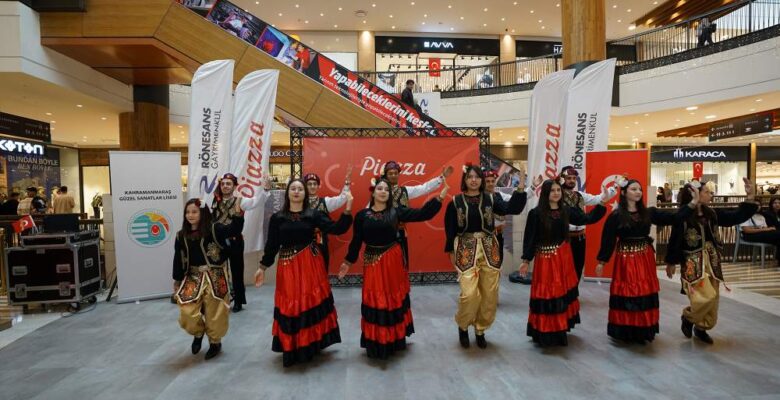 Cumhuriyet Kutlamalarında Büyükşehir’in Halk Oyunları Ekibi Görsel Şölen Sundu