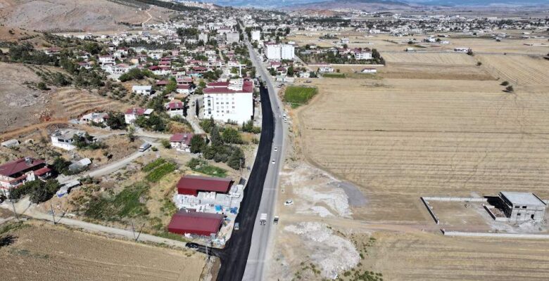 Büyükşehir Türkoğlu’nun Ana Caddesinde Asfalta Başladı