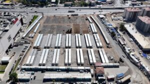 Kahramanmaraş Büyükşehir Belediyesi, Piazza AVM’nin yanında oluşturulan yeni geçici çarşıyı
