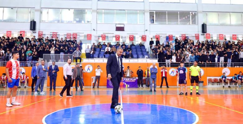 Başkan Toptaş, Cumhuriyet Spor Şöleni Futsal Finalini İzledi