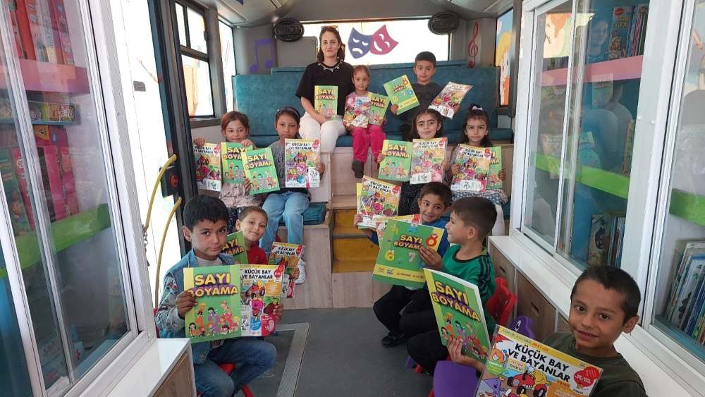 Kahramanmaraş Büyükşehir Belediyesi’nin Mobil Çocuk Kütüphanesi, kırsal bölgelerdeki okulları ziyaret