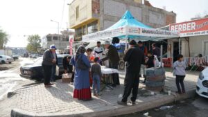 Büyükşehir Belediyesi, Derepazarı’nda esnaf ve vatandaşlara sıcak çorba ikramında bulundu.