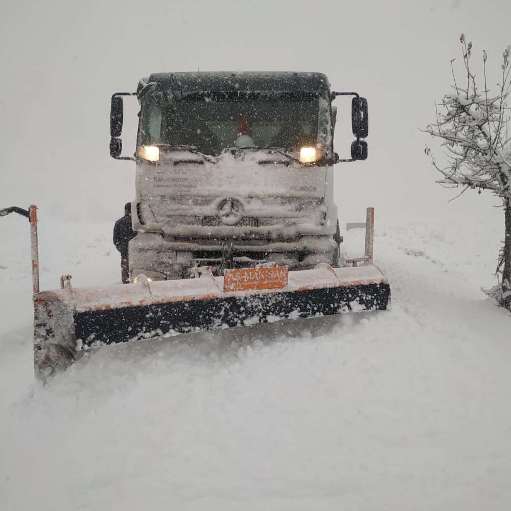 Büyükşehir Ekipleri Sahada Büyükşehir Belediyesi, şehir genelinde etkili olan kar