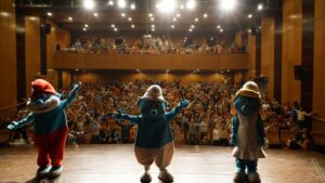 Kahramanmaraş Büyükşehir Belediyesi tarafından düzenlenen “Şirinler” tiyatro gösterisi, çocuklara ve