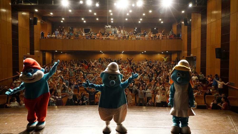 Kahramanmaraş Büyükşehir Belediyesi tarafından düzenlenen “Şirinler” tiyatro gösterisi, çocuklara ve