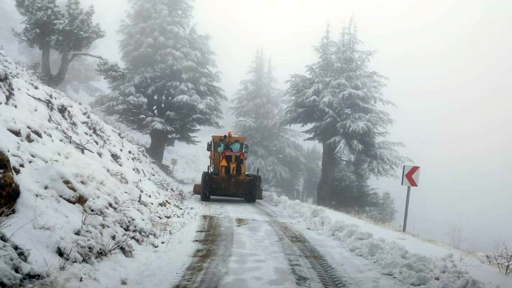 Kahramanmaraş Büyükşehir Belediyesi, kırsal mahallelerde etkili olan yoğun kar yağışına