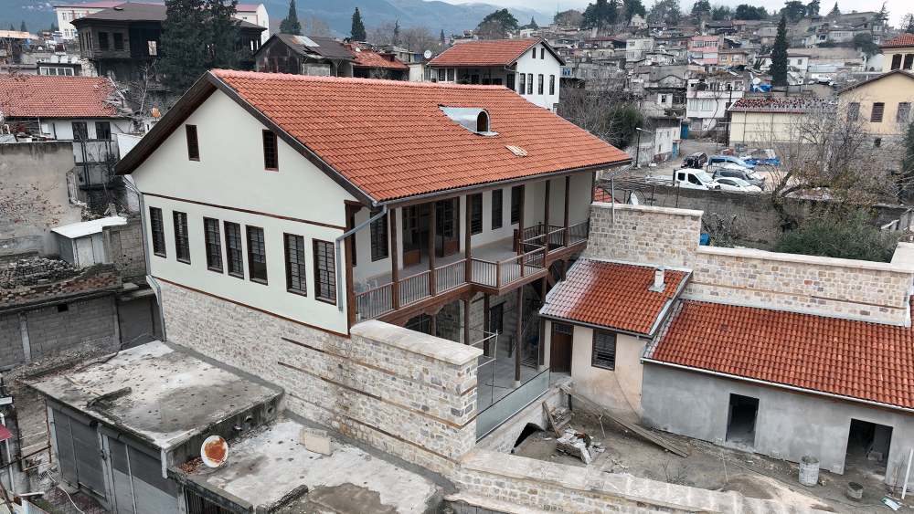 Kahramanmaraş Büyükşehir Belediye Başkanı Fırat Görgel, tarihi Arslanbey Konağı’nda devam