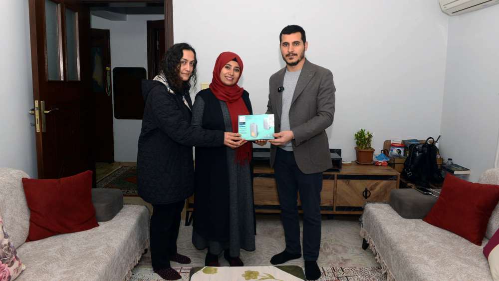 Kahramanmaraş Büyükşehir Belediyesi, işitme engelli anne adayı Sevil Sancar Gözüala’ya,